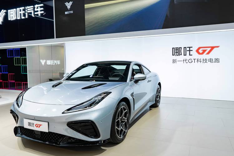 广州326哪吒汽车在智能汽车领域的表现，领途汽车在新能源汽车市场中的影响力